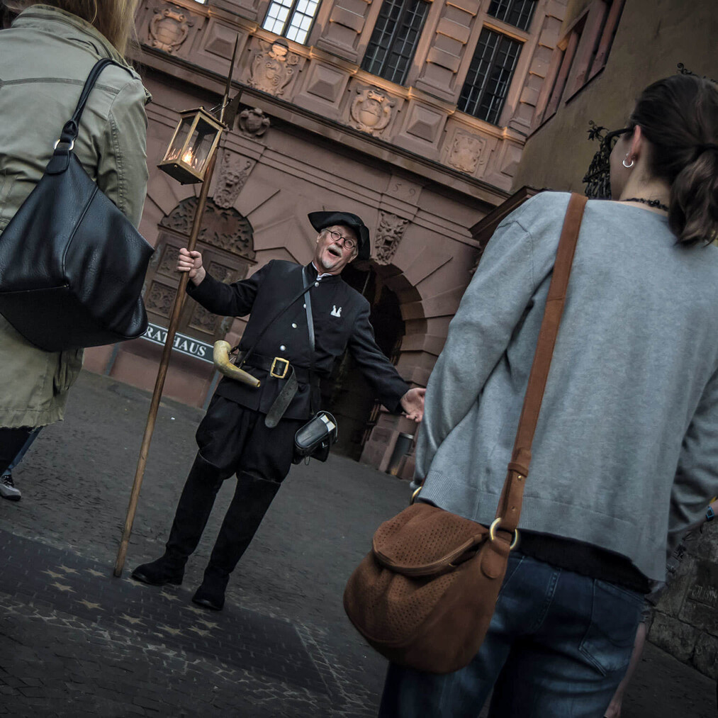 wuerzburger-nachtwaechter-vor-dem-rathaus